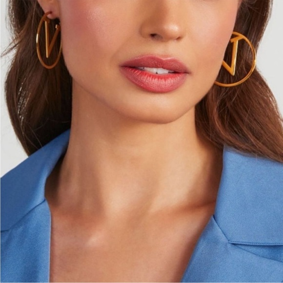 New! ✨ Stunning Luxury Designer Gold-tone V Hoop Earrings Fashion Jewelry Vlogo - Picture 11 of 15